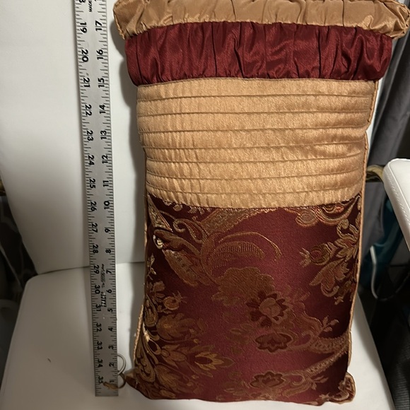 Nice maroon pillow no tags Used in like new condition - Picture 3 of 8